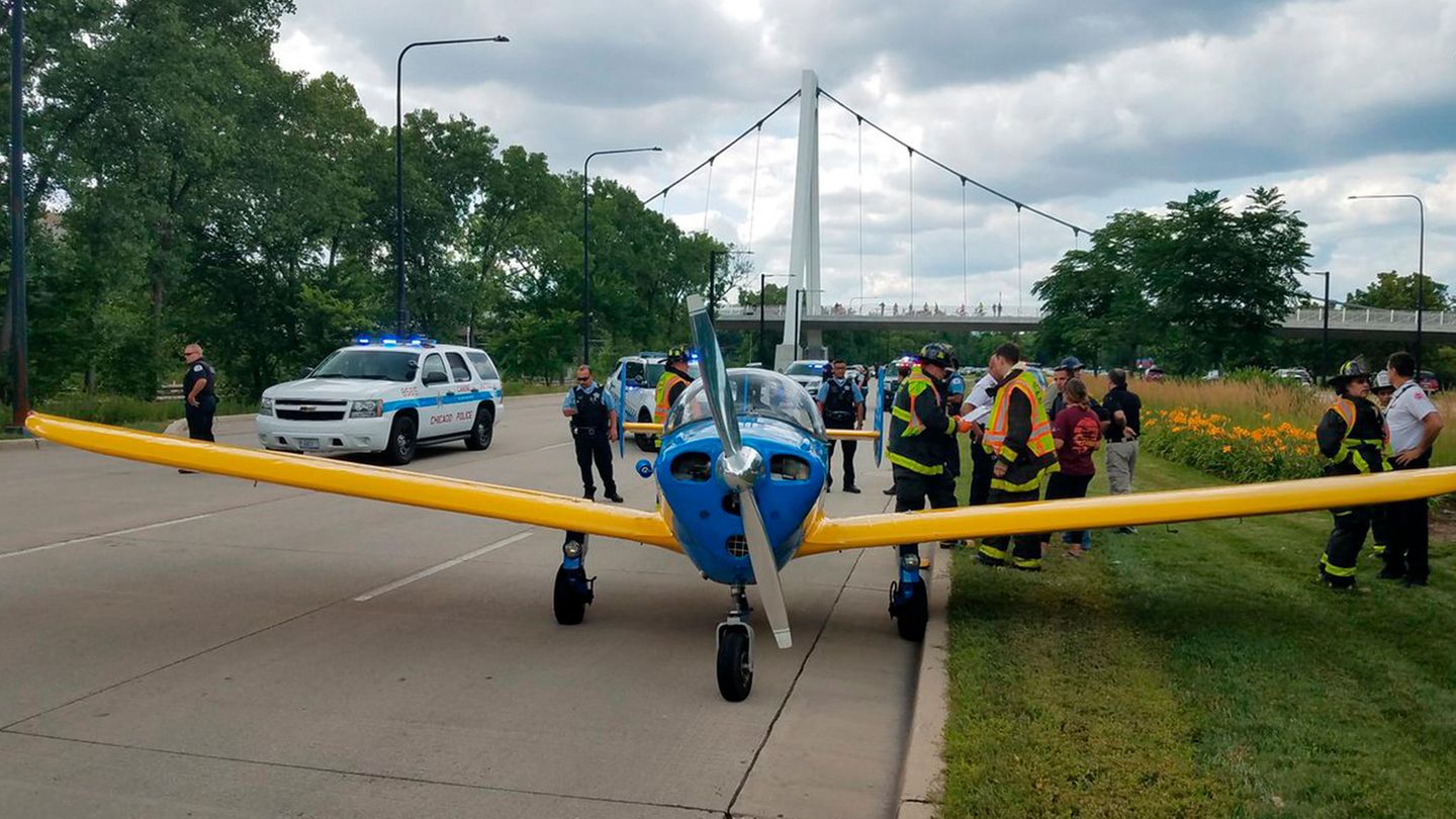 Die einmotorige Maschine vom Typ Ercoupe 415 nach der geglückten Landung auf dem Highway.