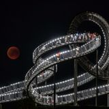 Bei Temperaturen bis zu 30 Grad haben am Abend unzählige Menschen in Deutschland mit bloßem Auge, Fernglas oder Teleskop das extrem seltene Himmelsschauspiel verfolgt - wie hier in Duisburg bei der Landmarke "Tiger and Turtle".