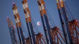 Der Mond geht über den Kränen des Containerterminals Eurogate im Hamburger Hafen auf, wo das Naturschauspiel auch gut zu sehen war.