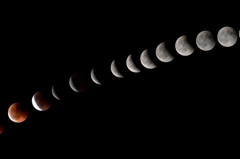 Diese Aufnahmen über den Verlauf der Mondfinsternis entstanden auf den Kanarischen Inseln und wurde später per Photoshop zu einem Bild zusammenmontiert.