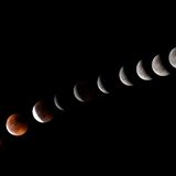 Diese Aufnahmen über den Verlauf der Mondfinsternis entstanden auf den Kanarischen Inseln und wurde später per Photoshop zu einem Bild zusammenmontiert.