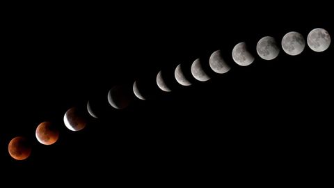 Diese Aufnahmen über den Verlauf der Mondfinsternis entstanden auf den Kanarischen Inseln und wurde später per Photoshop zu einem Bild zusammenmontiert.