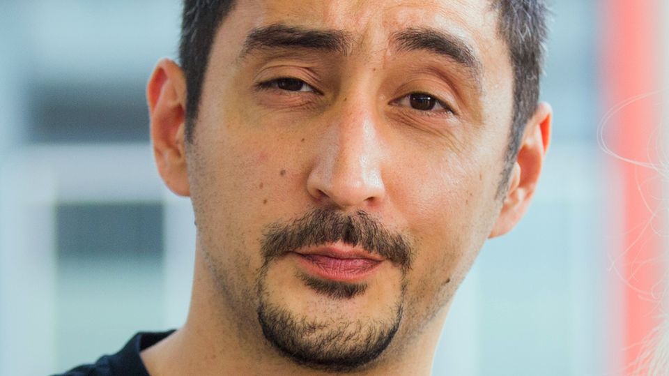 Eko Fresh Der Rapper Eko Fresh schaut mit leicht zugekniffenen Augen und schräg gelegtem Kopf in die Kamera