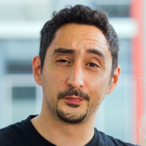 Der Rapper Eko Fresh schaut mit leicht zugekniffenen Augen und schräg gelegtem Kopf in die Kamera