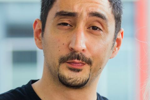 Der Rapper Eko Fresh schaut mit leicht zugekniffenen Augen und schräg gelegtem Kopf in die Kamera