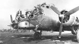 Die B-17 konnte schwerste Beschädigungen wegstecken. Dieser Bomber schaffte es auch ohne Frontnase zurück.
