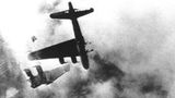 Ein direkter Flaktreffer hat dieser B-17 den linken Flügel abgerissen.