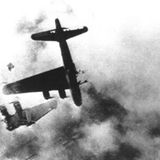 Ein direkter Flaktreffer hat dieser B-17 den linken Flügel abgerissen.