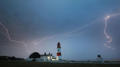Blitz schlagen an der Küste Großbritanniens bei South Shields ein: Lokal kann es im Verlauf des Samstags auch in Deutschland zur kräftigen Gewittern kommen.