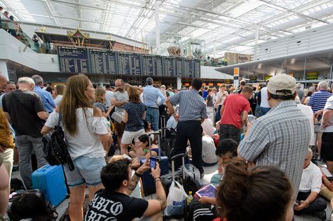Zahlreiche Fluggäste warten am Flughafen in München am Terminal 2 auf ihre Flüge. Wegen eines Polizeieinsatzes ist die Sicherheitszone im Terminal 2 am Flughafen München vorübergehend gesperrt worden.