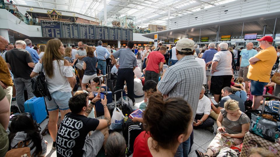 Zahlreiche Fluggäste warten am Flughafen in München am Terminal 2 auf ihre Flüge. Wegen eines Polizeieinsatzes ist die Sicherheitszone im Terminal 2 am Flughafen München vorübergehend gesperrt worden.