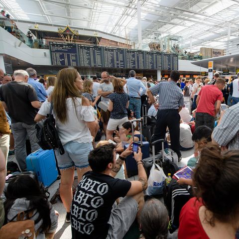 Zahlreiche Fluggäste warten am Flughafen in München am Terminal 2 auf ihre Flüge. Wegen eines Polizeieinsatzes ist die Sicherheitszone im Terminal 2 am Flughafen München vorübergehend gesperrt worden.