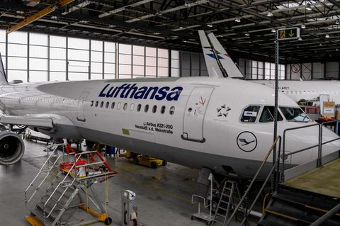 Im Hangar der Lufthansa Technik am Hamburger Flughafen: Hier wird die ehemalige "Neustadt an der Weinstraße" der Lufthansa generalüberholt und erhält eine komplett neue Kabinenausstattung.