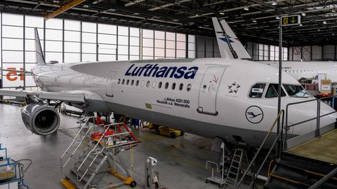 Im Hangar der Lufthansa Technik am Hamburger Flughafen: Hier wird die ehemalige "Neustadt an der Weinstraße" der Lufthansa generalüberholt und erhält eine komplett neue Kabinenausstattung.