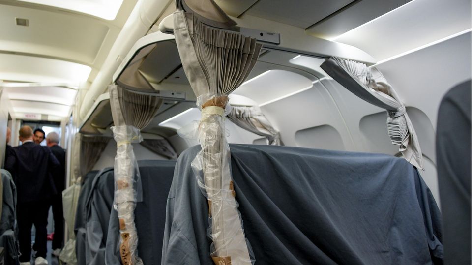 Mehrere Vorhänge zur Verdunklung der Sitzreihen sind im Innenraum des Airbus A321 "Neustadt a.d. Weinstraße" bereits angebracht.