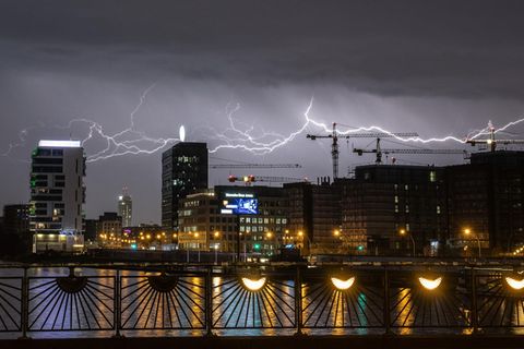 Am Samstag kommt es in Teilen Deutschlands zu heftigen Gewittern. Abgebildet ist ein Unwetter aus dem April über Berlin.