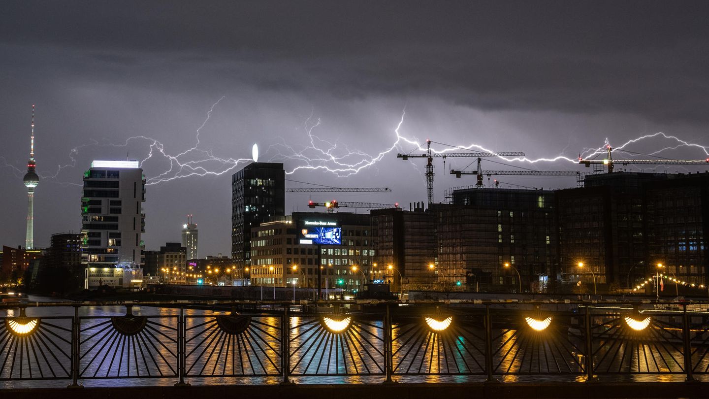 Am Samstag kommt es in Teilen Deutschlands zu heftigen Gewittern. Abgebildet ist ein Unwetter aus dem April über Berlin.