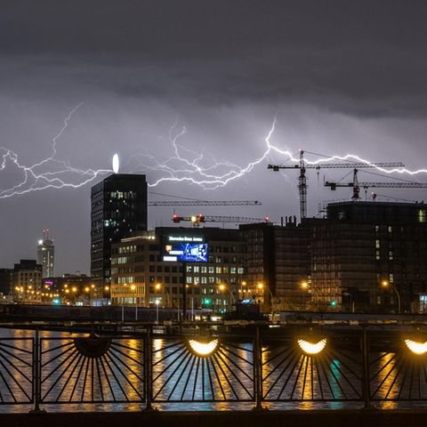 Am Samstag kommt es in Teilen Deutschlands zu heftigen Gewittern. Abgebildet ist ein Unwetter aus dem April über Berlin.