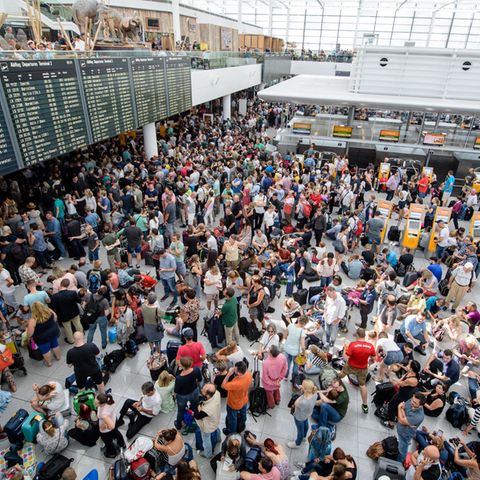 Zahlreiche Fluggäste warten am Flughafen in München am Terminal 2 auf ihre Flüge