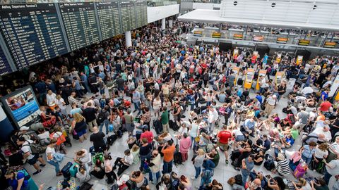 Zahlreiche Fluggäste warten am Flughafen in München am Terminal 2 auf ihre Flüge