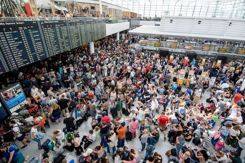 Zahlreiche Fluggäste warten am Flughafen in München am Terminal 2 auf ihre Flüge