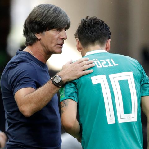 Joachim Löw mit Mesut Özil: Aufarbeitung dauert an