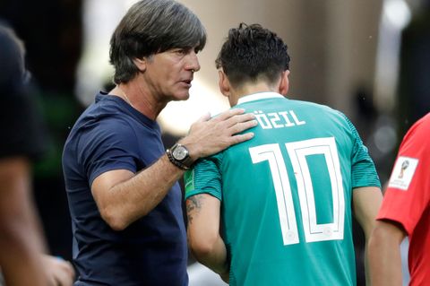 Joachim Löw mit Mesut Özil: Aufarbeitung dauert an