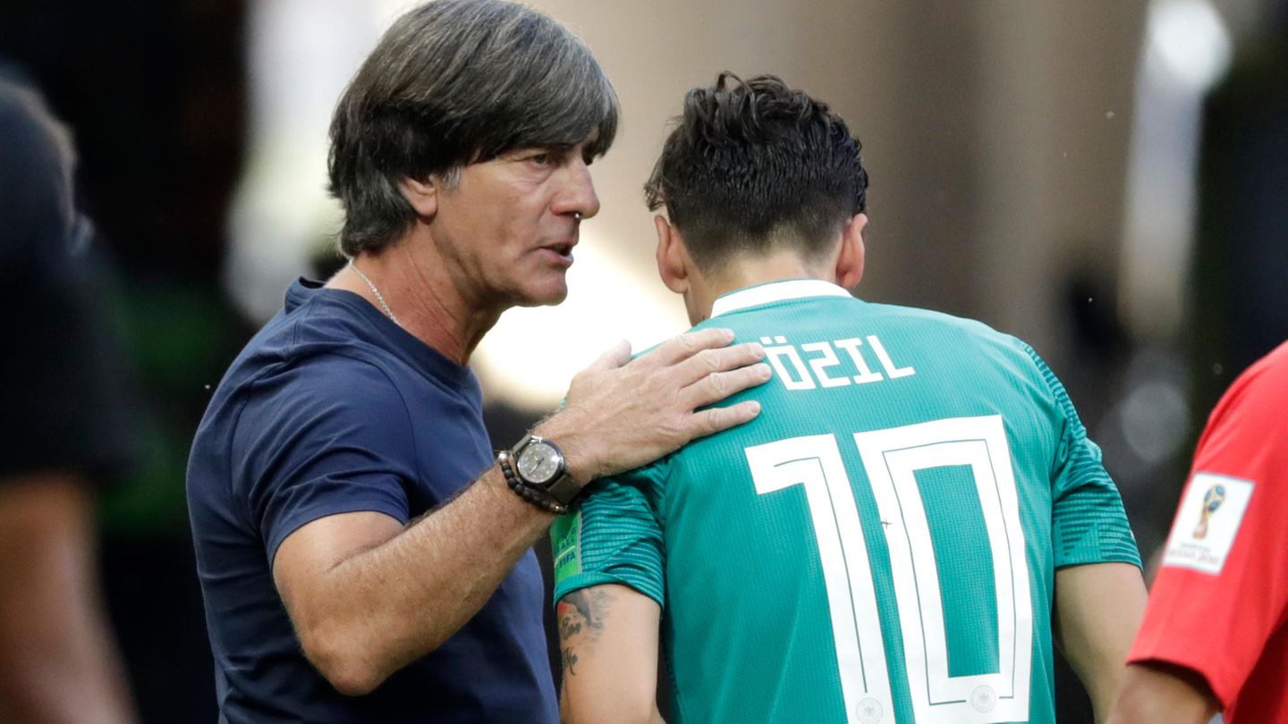 Joachim Löw mit Mesut Özil: Aufarbeitung dauert an