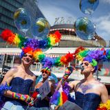 Vor der ehemaligen Café Kranzler am Kudamm: In Berlin versammelten sich zum Auftakt des Christopher Street Day die Teilnehmer der CSD-Parade.