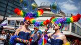 Vor der ehemaligen Café Kranzler am Kudamm: In Berlin versammelten sich zum Auftakt des Christopher Street Day die Teilnehmer der CSD-Parade.