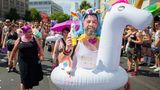 Mit einem aufblasbaren Einhorn durch die Stadt: Der traditionelle Umzug der Homosexuellen fand 2018 zum 40. Mal in Berlin statt.