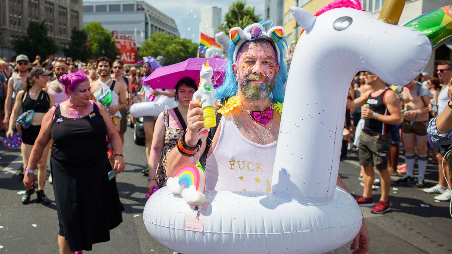 Mit einem aufblasbaren Einhorn durch die Stadt: Der traditionelle Umzug der Homosexuellen fand 2018 zum 40. Mal in Berlin statt.