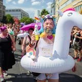 Mit einem aufblasbaren Einhorn durch die Stadt: Der traditionelle Umzug der Homosexuellen fand 2018 zum 40. Mal in Berlin statt.