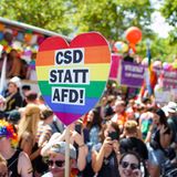 Etliche Teilnehmer waren bunt und glitzernd gekleidet, viele hielten Flaggen in Regenbogenfarben und Transparente in den in den Händen.
