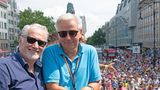 Am Rande der Demo zeigte sich unter anderem der frühere Regierende Bürgermeister Klaus Wowereit (SPD) mit seinem Partner.