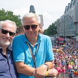 Am Rande der Demo zeigte sich unter anderem der frühere Regierende Bürgermeister Klaus Wowereit (SPD) mit seinem Partner.