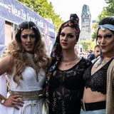 Trotz sengender Hitze und Temperaturen jenseits der 30 Grad hätten alle "kühle Köpfe" bewahrt, erklärte die Berliner Polizei.