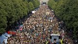 Die Parade führte an der Siegessäule vorbei am Brandenburger Tor, das im Hintergrund zu sehen ist. Von den dekorierten Wagen dröhnten Bässe und die Village People mit dem Song "YMCA".