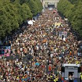 Die Parade führte an der Siegessäule vorbei am Brandenburger Tor, das im Hintergrund zu sehen ist. Von den dekorierten Wagen dröhnten Bässe und die Village People mit dem Song "YMCA".
