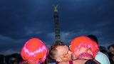 Kuss unter der Siegessäule: Am Abend war allerdings nach einer Unwetterwarnung des Deutschen Wetterdienstes und auf Empfehlung von Feuerwehr und Polizei der Abbruch der Abschlussveranstaltung veranlasst worden. 