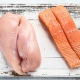 Geflügel und Fisch  Das Wasser soll Krankheitserreger fortspülen und die Zubereitung des Fleisches oder Fisches hygienischer machen. Das Gegenteil ist der Fall: Durch das spritzende Wasser können sich Keime in der Küche verteilen. Durch sorgfältiges Garen werden alle Krankheitserreger im Fleisch abgetötet. Das Waschen macht dies also überflüssig. Mehr dazu, warum Sie Geflügel niemals abwaschen sollten, lesen Sie hier.