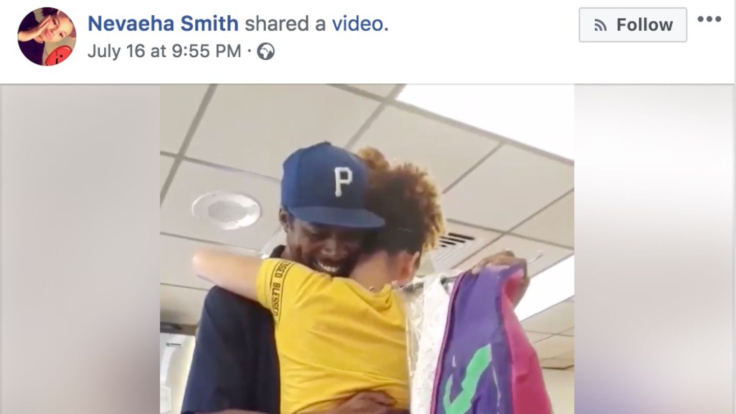 Ein Scrennshot aus dem Video zeigt Nevaeha Smith und ihren Vater, die sich umarmen