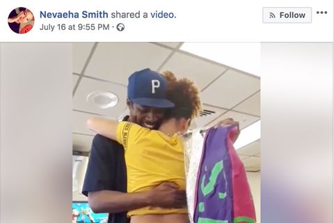 Nevaeha Smith Facebook Ein Scrennshot aus dem Video zeigt Nevaeha Smith und ihren Vater, die sich umarmen