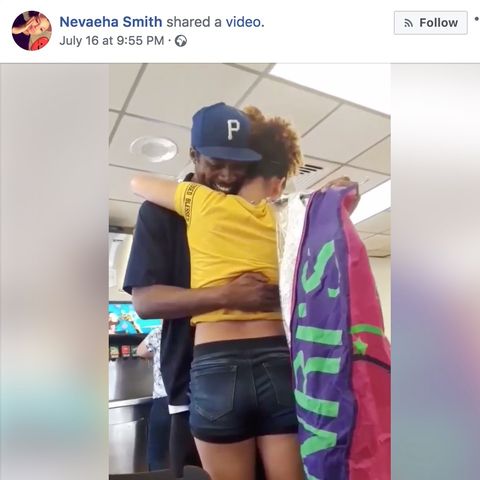 Ein Scrennshot aus dem Video zeigt Nevaeha Smith und ihren Vater, die sich umarmen