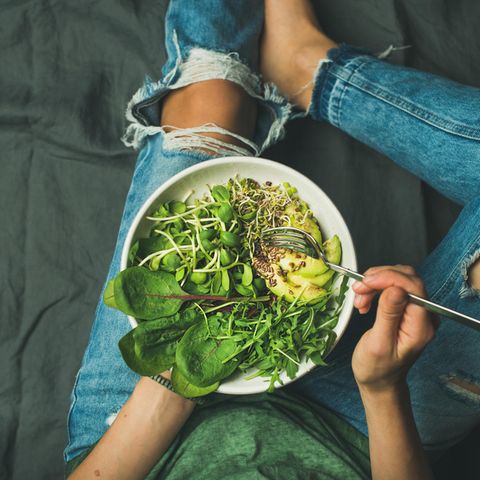 Gewaschenes Gemüse oder Salate  Steht es bereits auf der Verpackung - beispielsweise bei abgepackten Salaten oder auch Gemüse - gibt es keinen Grund, diese erneut zu waschen. Sparen Sie hierbei lieber Wasser und verwenden Sie Gemüse und Salat besser direkt.