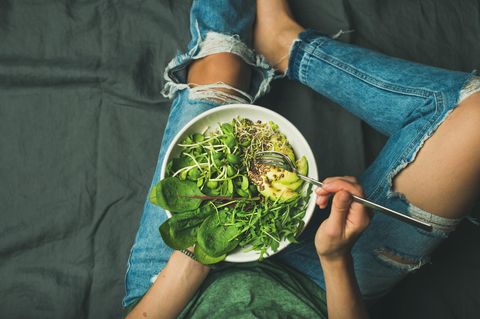 Gewaschenes Gemüse oder Salate  Steht es bereits auf der Verpackung - beispielsweise bei abgepackten Salaten oder auch Gemüse - gibt es keinen Grund, diese erneut zu waschen. Sparen Sie hierbei lieber Wasser und verwenden Sie Gemüse und Salat besser direkt.