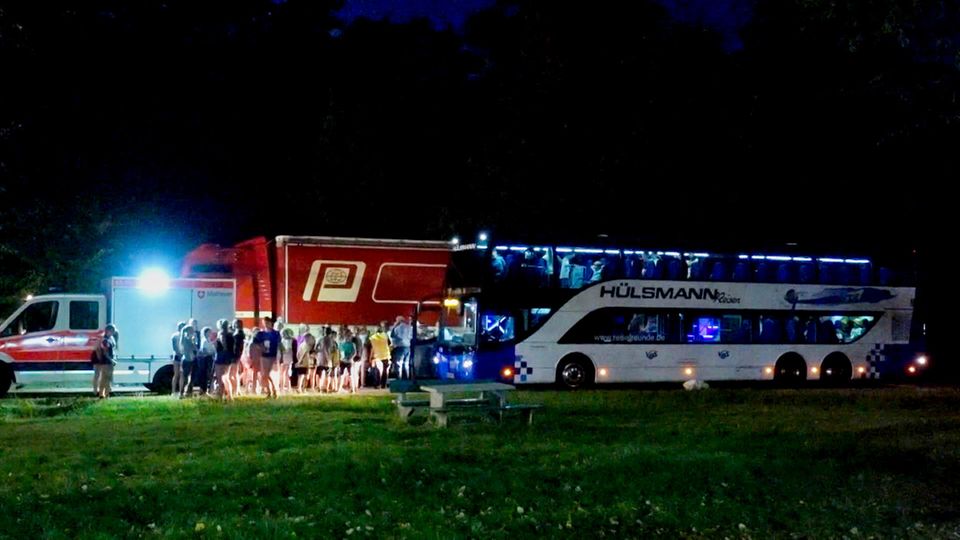 Nachrichten aus Deutschland: Klimaanlage defekt - Jugendliche kollabieren in Reisebus auf A1 Nachrichten aus Deutschland: Klimaanlage defekt - Jugendliche kollabieren in Reisebus auf A1