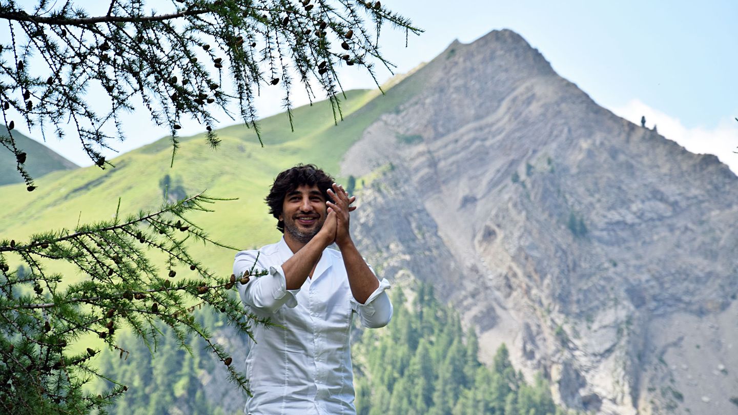 Am Ende applaudiert sogar Avi Avital und bedankt sich bei den Zuhörern. "I Suoni delle Dolomiti" ist ein Musikfestival, bei dem alle Konzerte in den Dolomiten stattfinden und das Publikum (und die Musiker) wandern müssen, um zum Konzertort zu gelangen", schreibt er später auf Facebook.