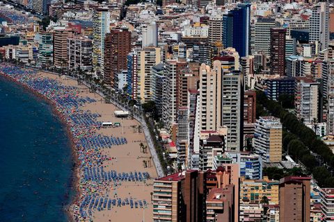 Entsetzen in Benidorm: Party-Touristen sollen Obdachlosem ein Stirn-Tattoo für Geldzahlung aufgeschwatzt haben