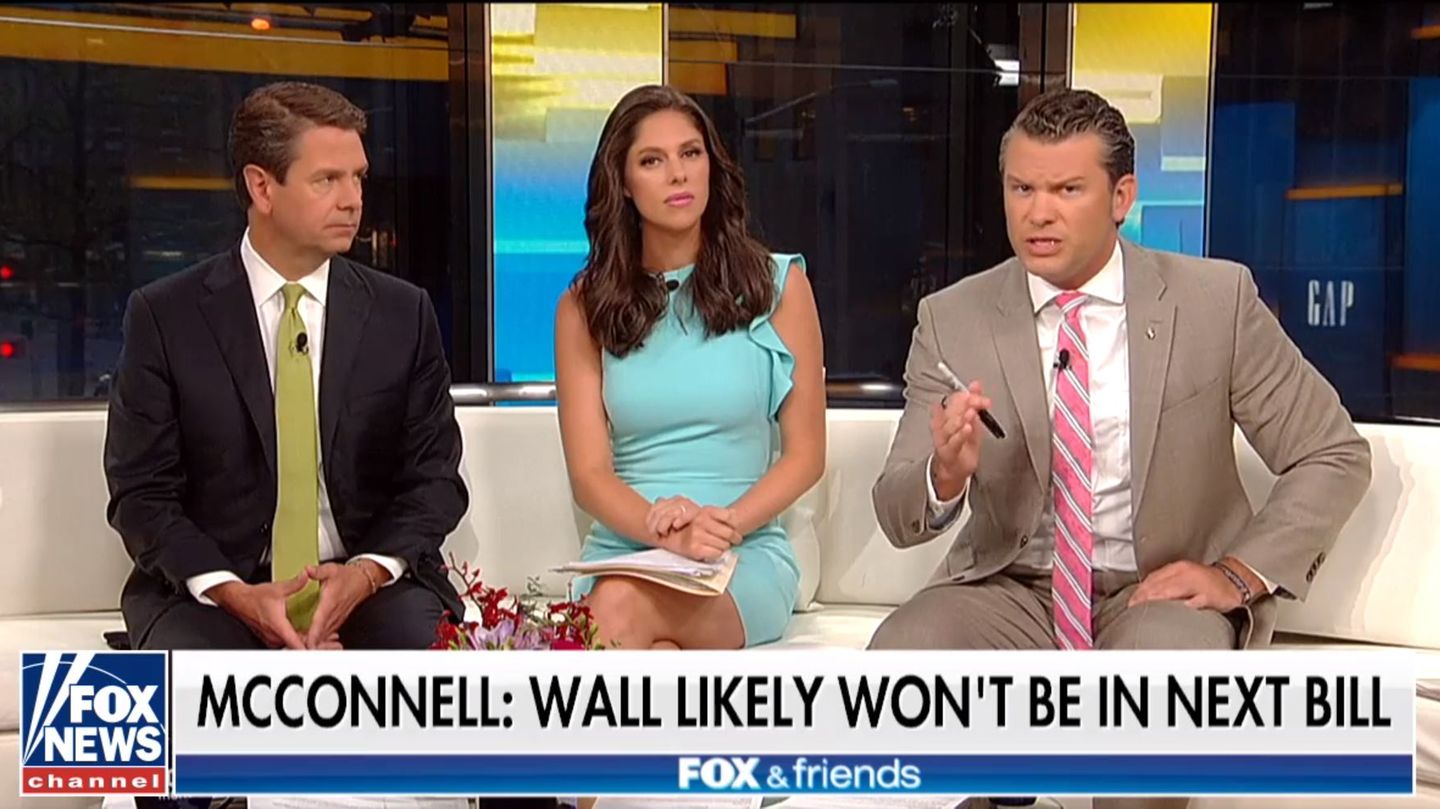 Das Moderatoren-Team von "Fox & Friends" macht dem US-Präsidenten öfter Vorschläge - wie hier Pete Hegseth (r.) Trump den Shutdown vorschlägt